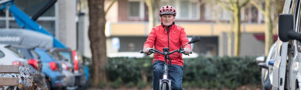 Bewoner Nudehof fietsend